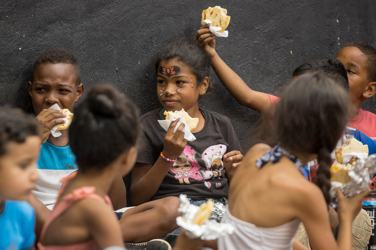 Venezolanos distrutan del Día Mundial de la Arepa.