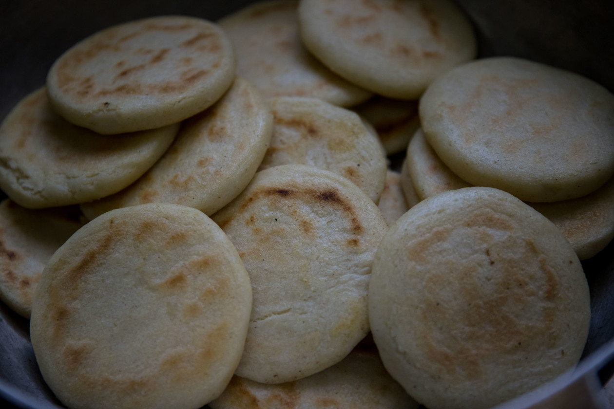 Venezolanos distrutan del Día Mundial de la Arepa.
