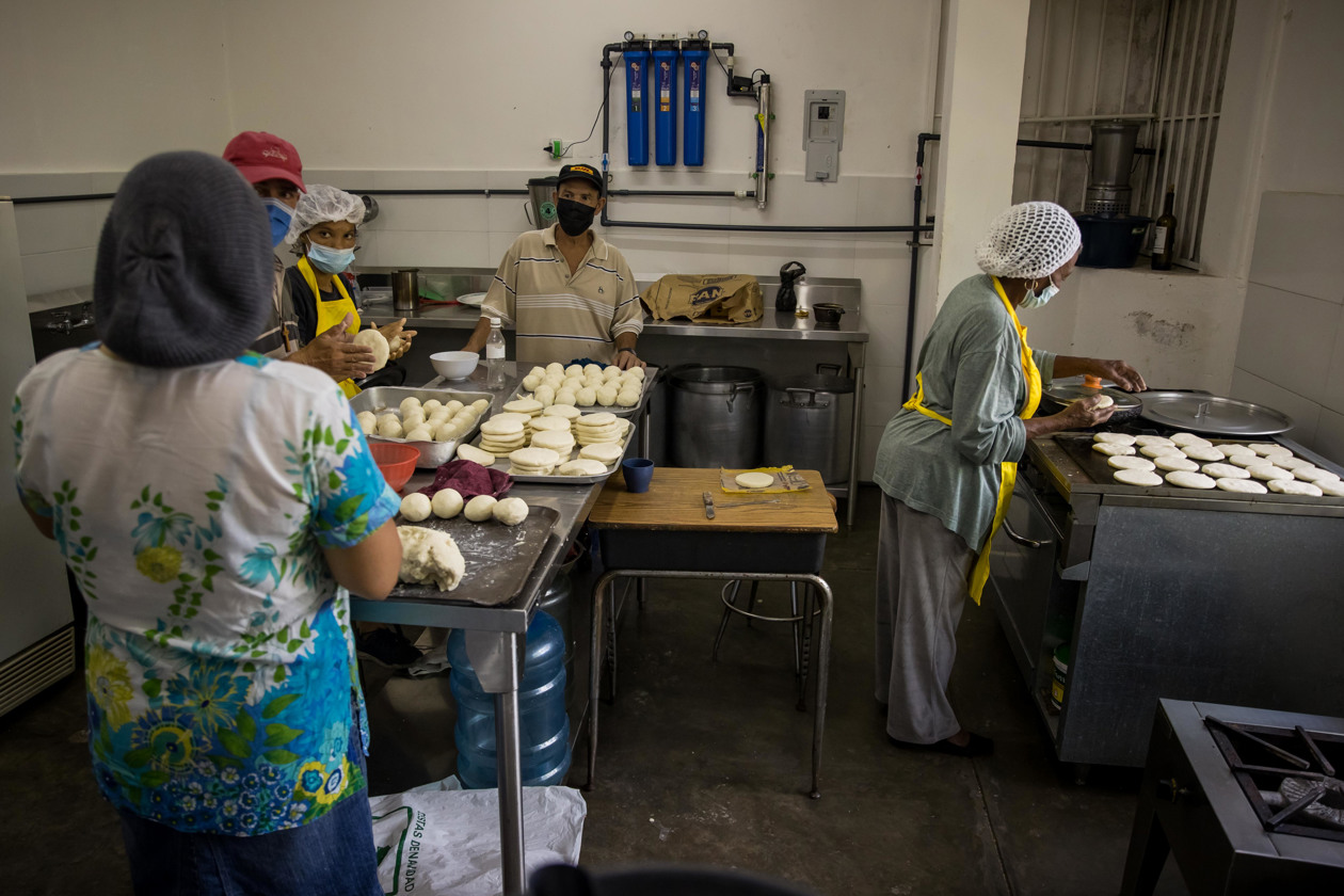Venezolanos distrutan del Día Mundial de la Arepa.