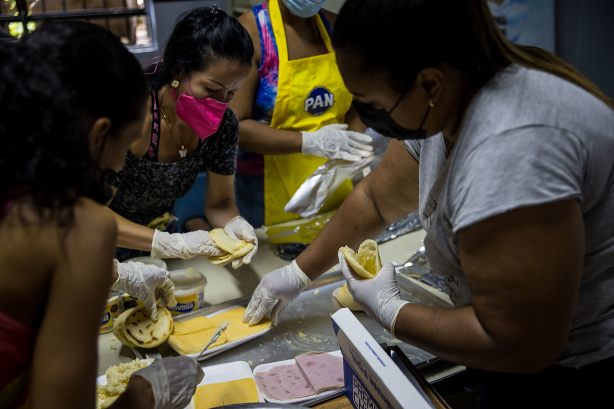 Venezolanos distrutan del Día Mundial de la Arepa.