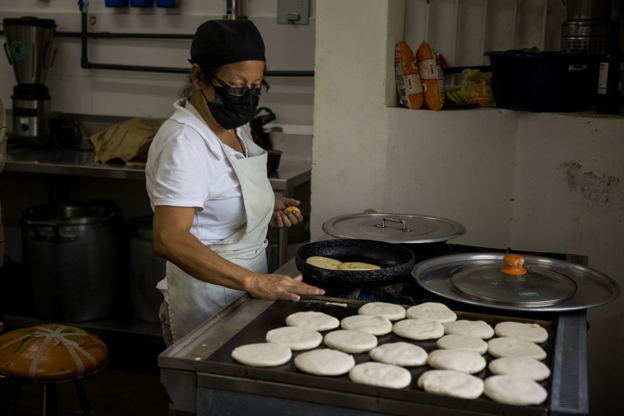 Venezolanos distrutan del Día Mundial de la Arepa.
