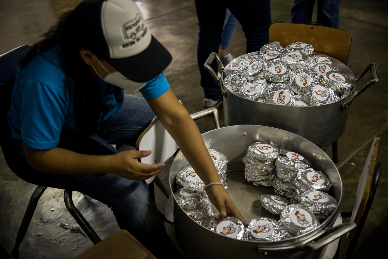 Venezolanos distrutan del Día Mundial de la Arepa.