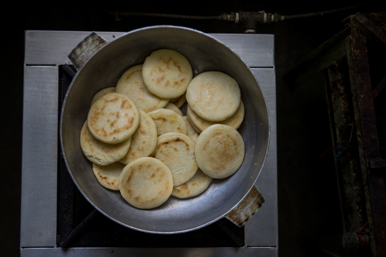Venezolanos distrutan del Día Mundial de la Arepa.
