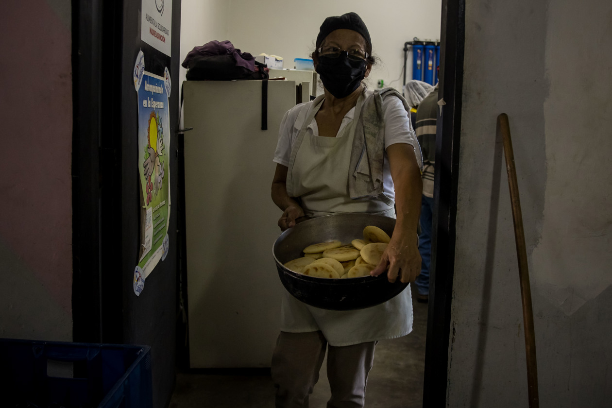 Venezolanos distrutan del Día Mundial de la Arepa.