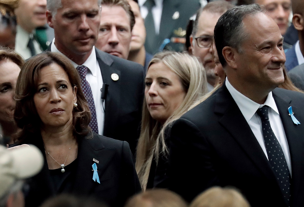 La vicepresidanta Kamala Harris con su esposo Douglas Craig Emhoff, el alcalde Eric Adams y el exalcalde Michael Bloomberg.