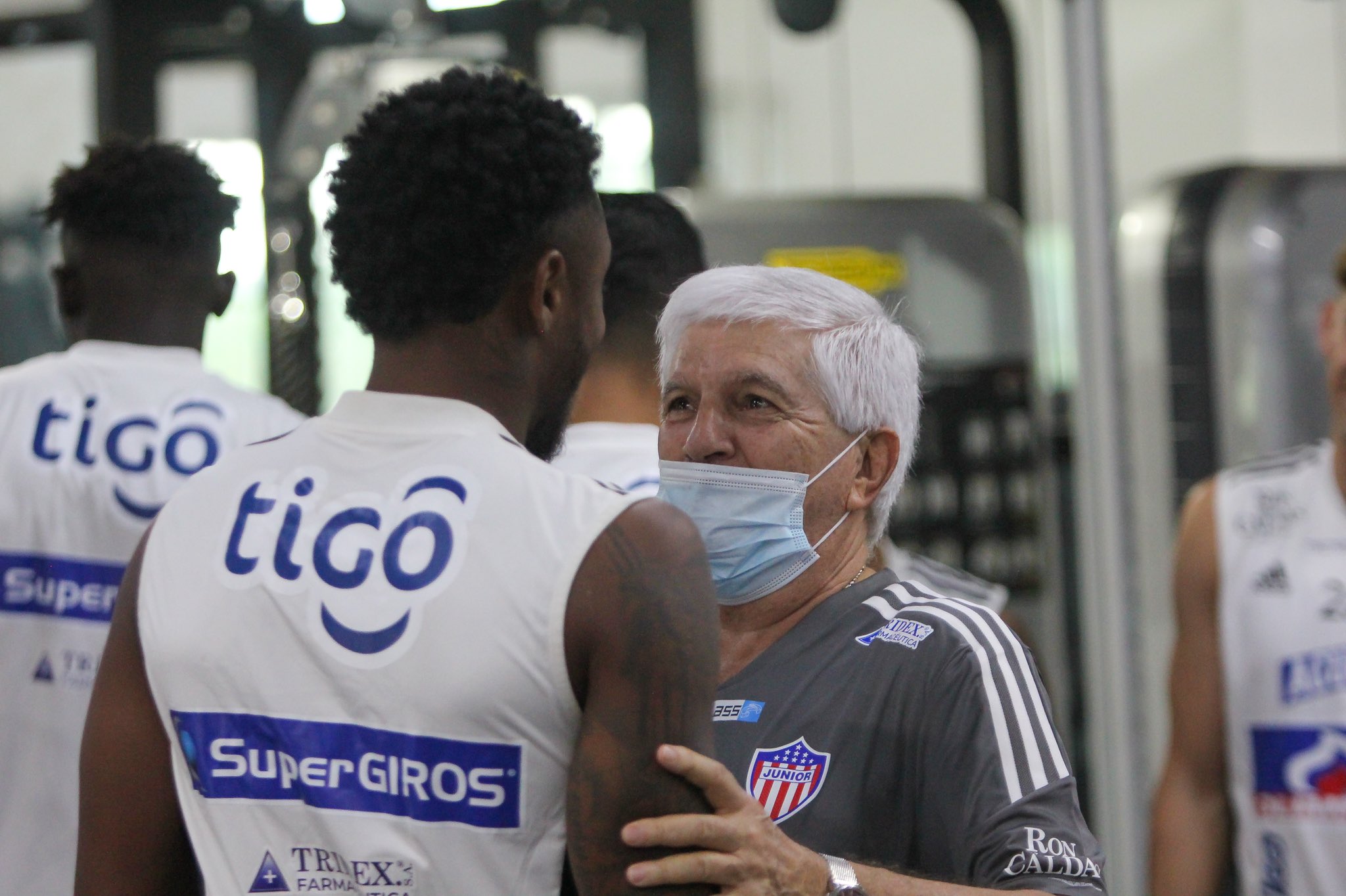 El técnico saludó a todos los jugadores.