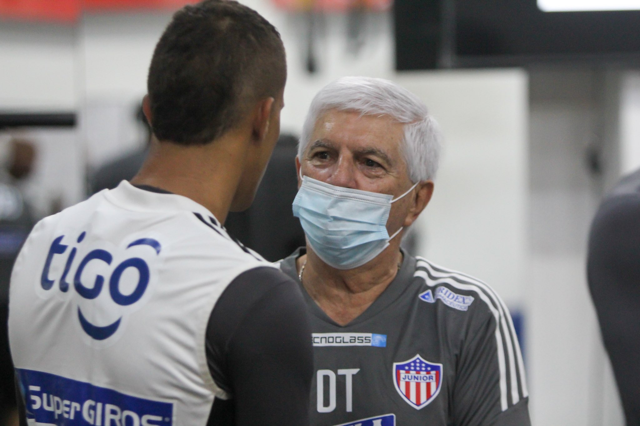 Sonrisas y camaradería en el entrenamiento.