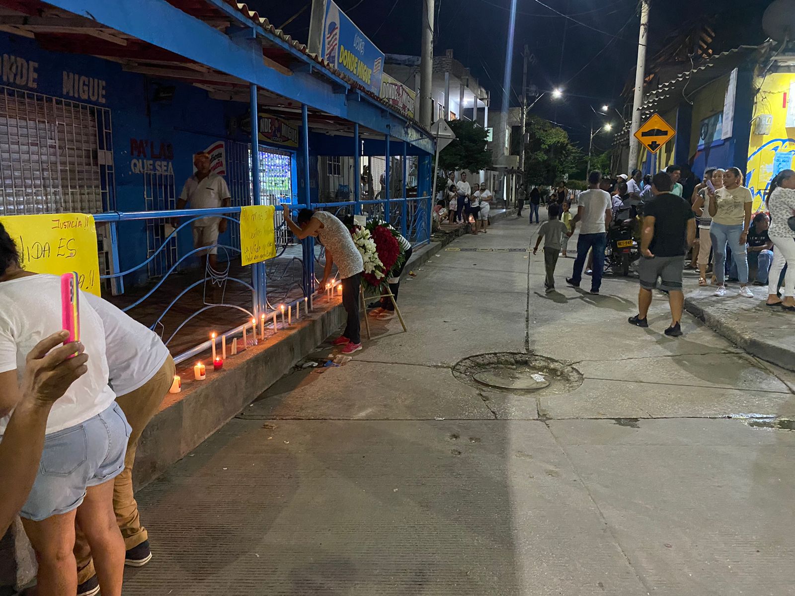 Las velas para honrar a los tres vecinos del barrio Las Flores