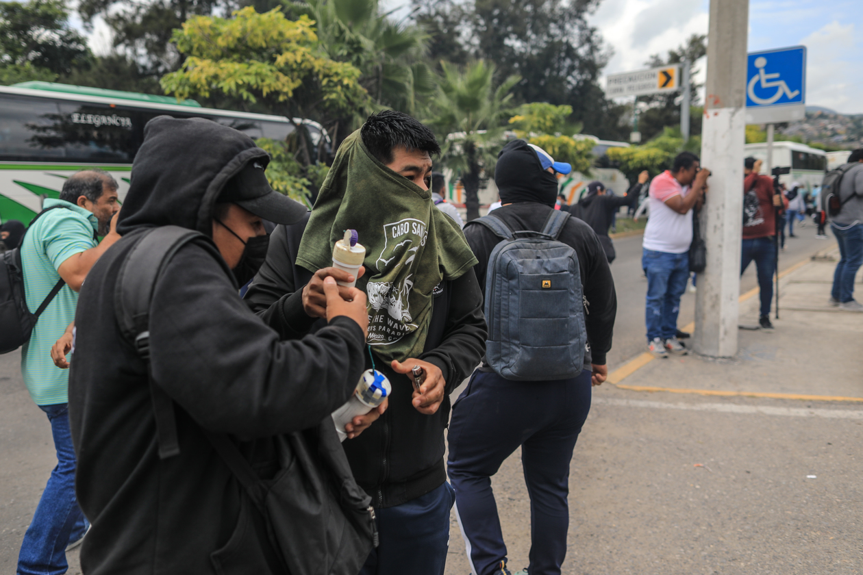 Estudiantes normalistas vandalizan un cuartel militar en protesta por la desaparición de los 43 de Ayotzinapa.