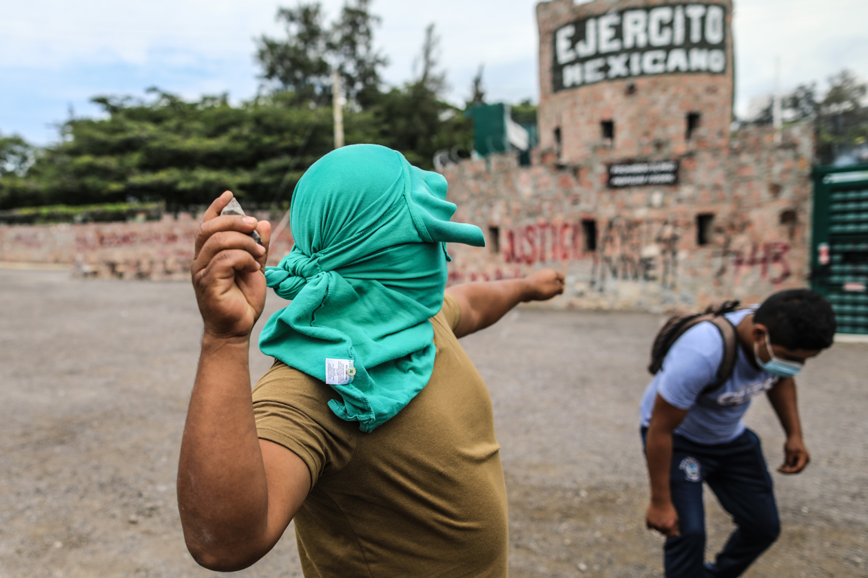 Estudiantes normalistas vandalizan un cuartel militar en protesta por la desaparición de los 43 de Ayotzinapa.