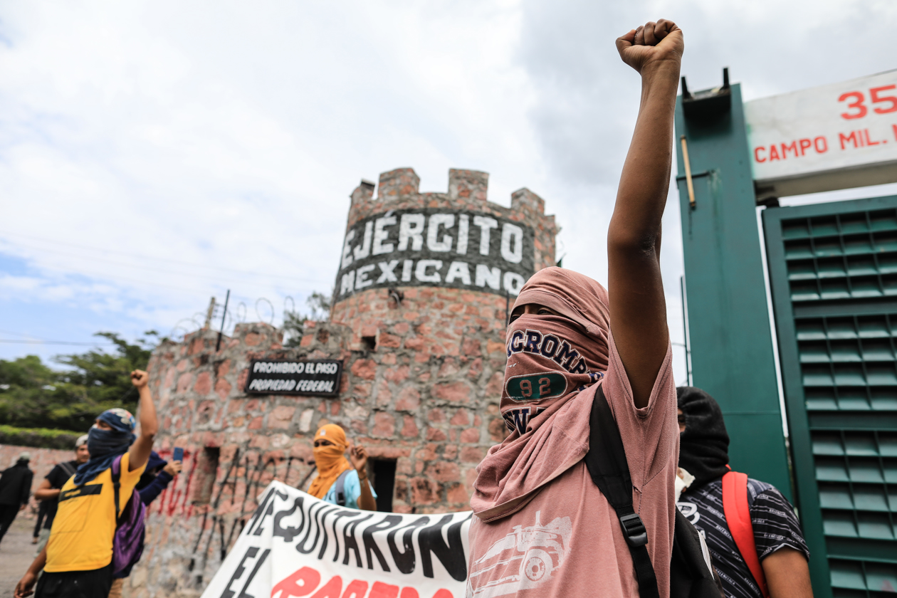 Estudiantes normalistas vandalizan un cuartel militar en protesta por la desaparición de los 43 de Ayotzinapa.