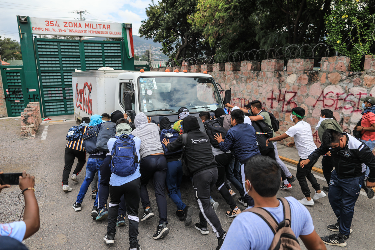 Estudiantes normalistas vandalizan un cuartel militar en protesta por la desaparición de los 43 de Ayotzinapa.