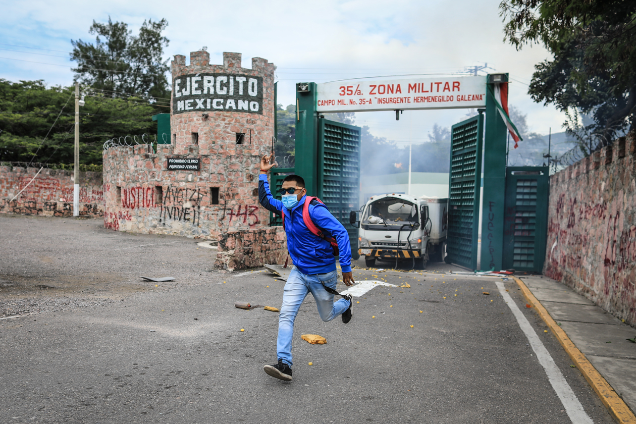 Estudiantes normalistas vandalizan un cuartel militar en protesta por la desaparición de los 43 de Ayotzinapa.