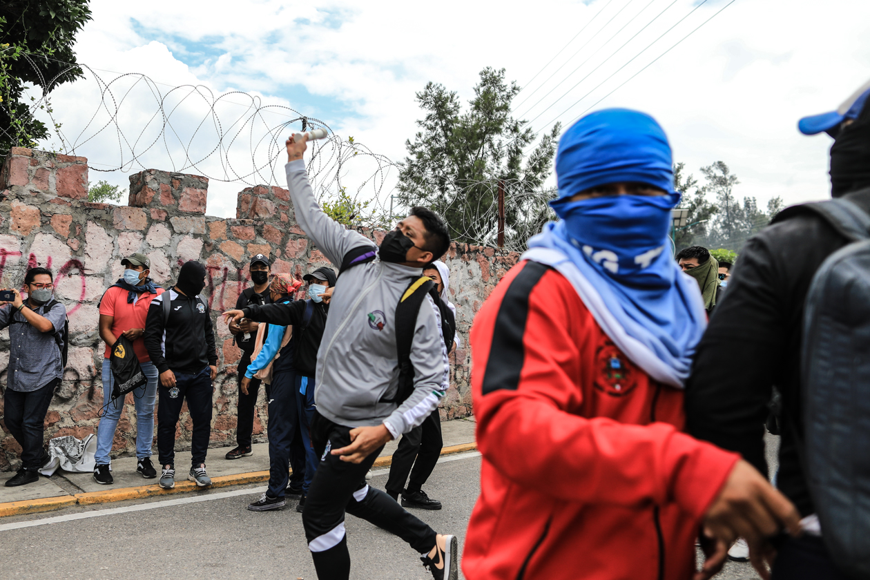 Estudiantes normalistas vandalizan un cuartel militar en protesta por la desaparición de los 43 de Ayotzinapa.