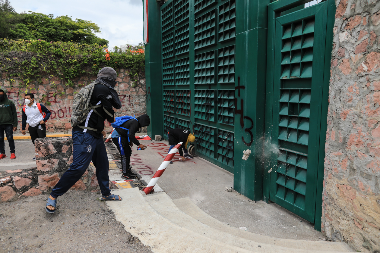 Estudiantes normalistas vandalizan un cuartel militar en protesta por la desaparición de los 43 de Ayotzinapa.