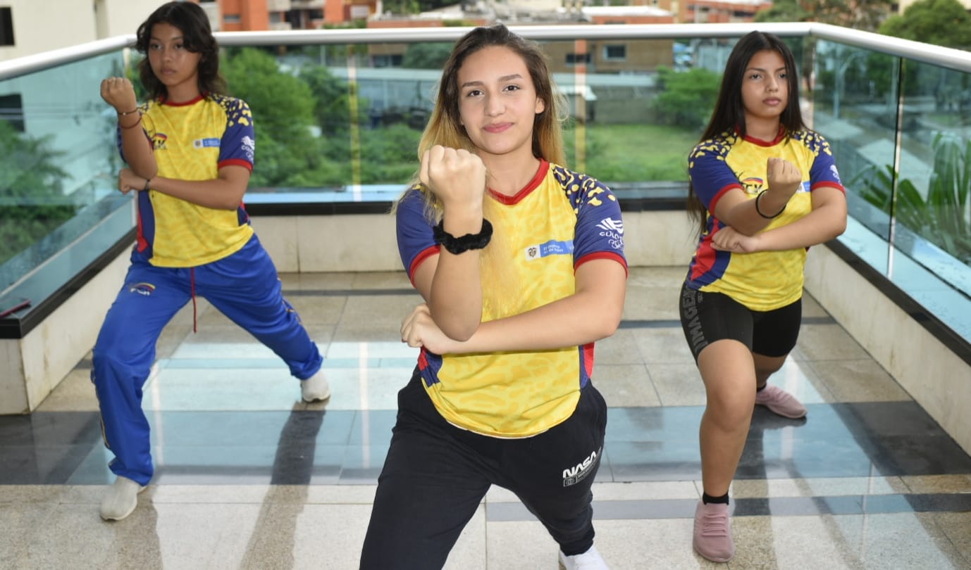 El equipo de kata conformado por Dana Peralta, Lorelain Acosta, Marisel Echeverría.