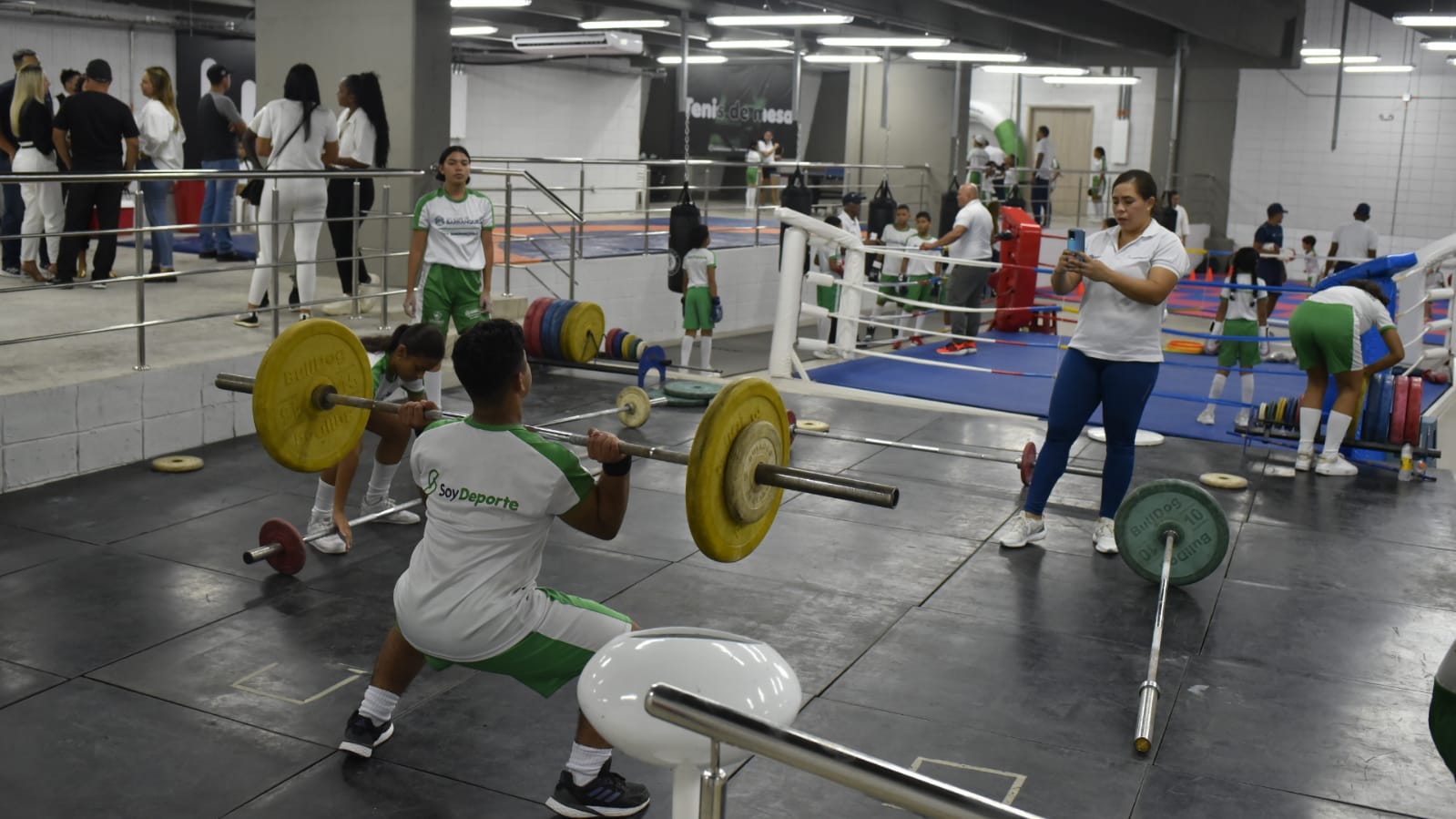 Sección de levantamiento de pesas en el centro deportivo. 