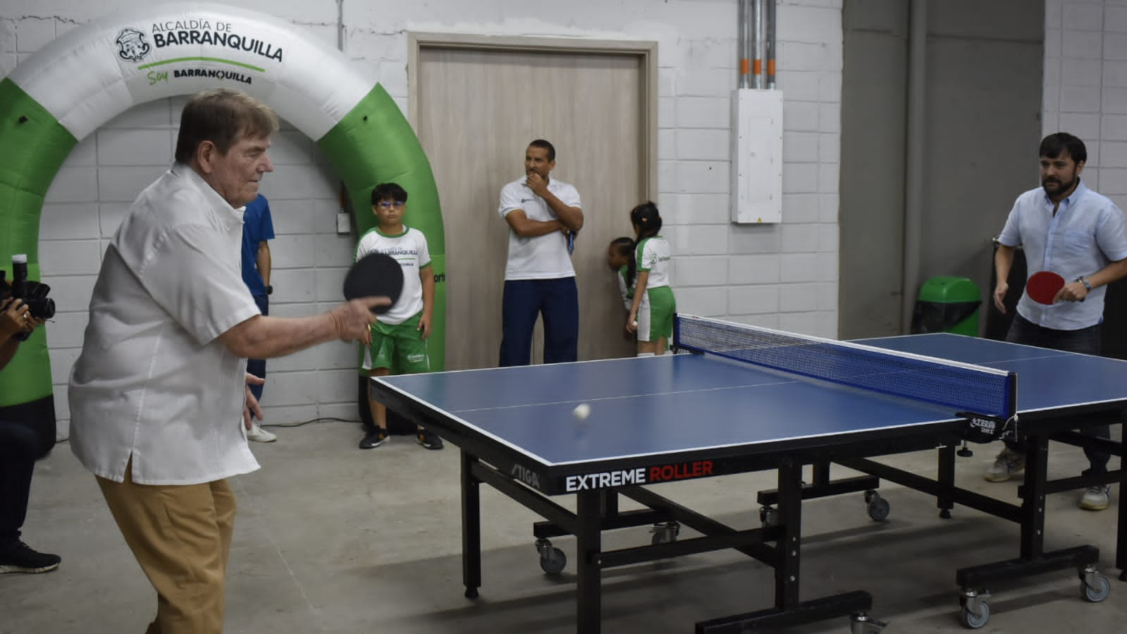 Helmut Bellingrodt juega tenis de mesa con el alcalde Jaime Pumarejo.