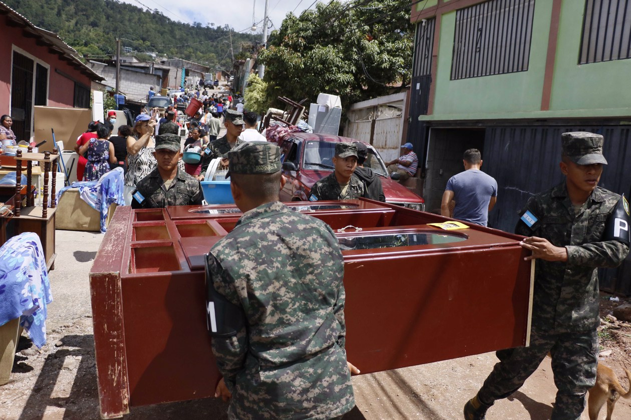 Personas tratan de rescatar sus pertenencias tras presentarse fallas estructurales en sus casas por las fuertes lluvias.