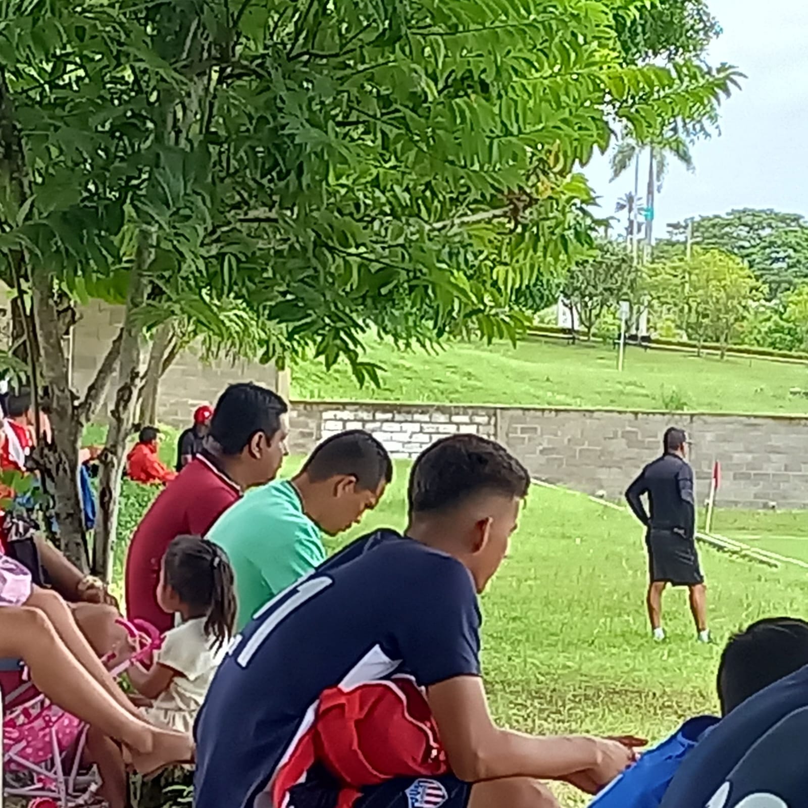 Cortesía Arsenio Estrada. Carlos Bacca observa el partido del Barranquilla FC Sub-20 en las canchas de Bomboná.