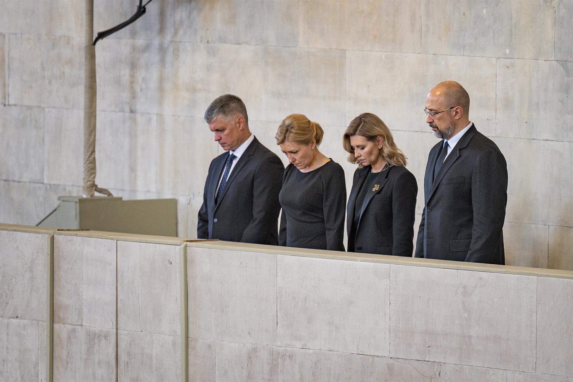 La primera dama ucraniana, Olena Zelenska, y el primer ministro ucraniano, Denys Shmyhal.