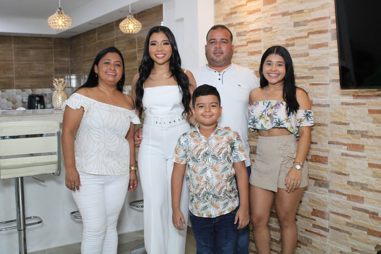 Yaimi Nicolle Ortega Gómez rodeada de su familia.