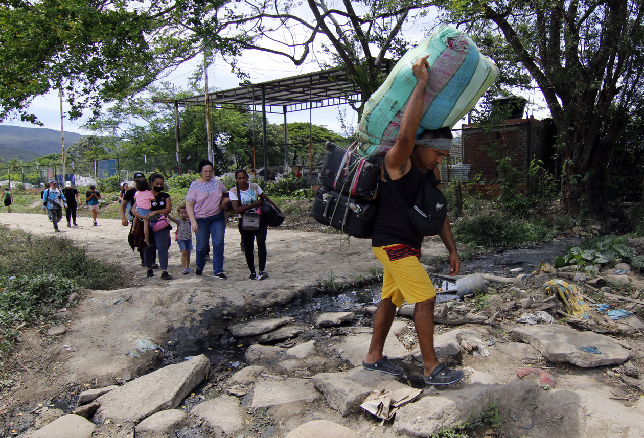 Gente cruzando la frontera.