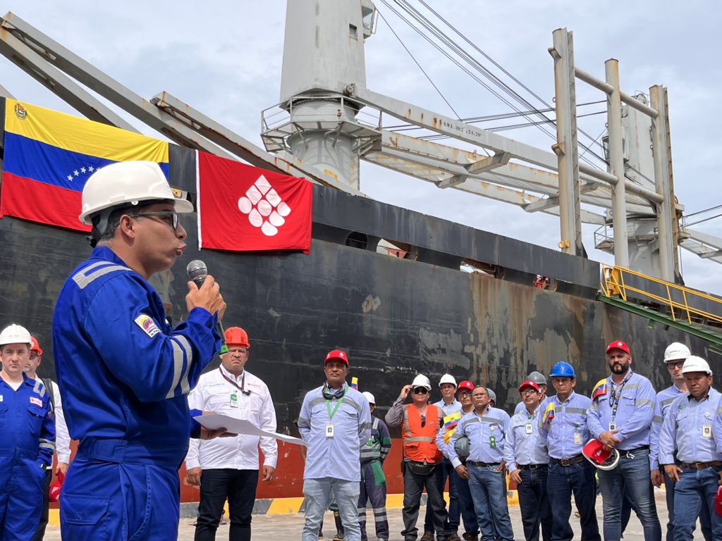 Comunicaciones Monómeros Pedro Rafael Tellechea ante trabajadores de Monómeros.