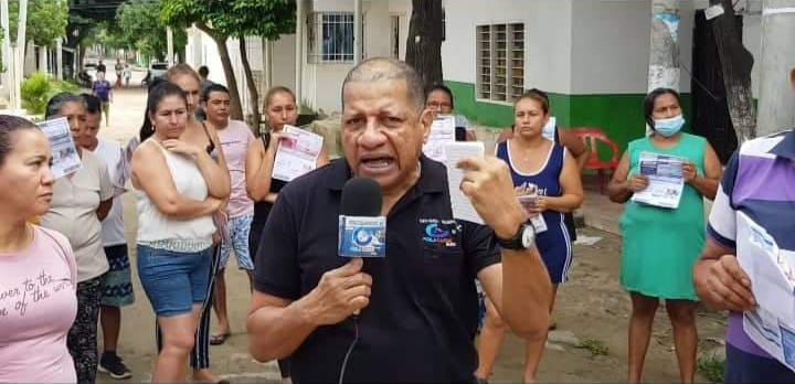 Juan Alberto Padilla, dirigente comunal, con usuarios de Air-e de Santa Marta.