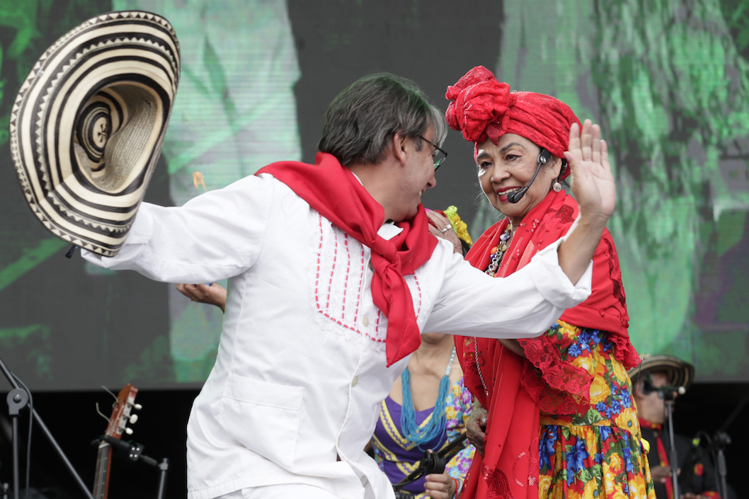 Deleitando con los ritmos caribeños.