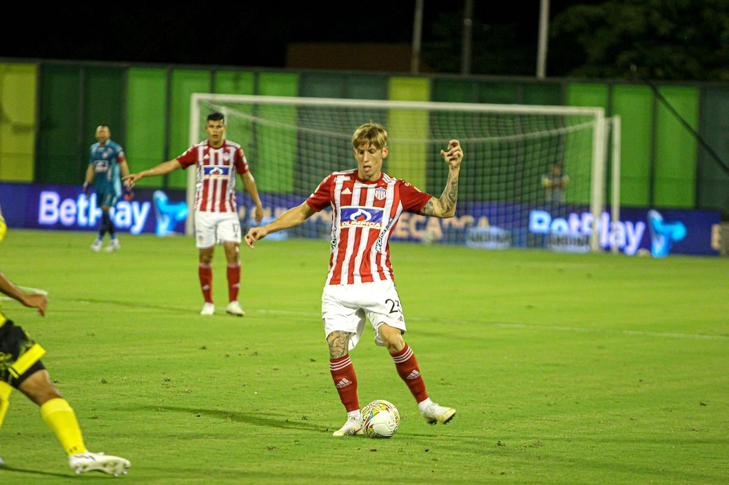 Iván Rossi en salida de ataque juniorista.