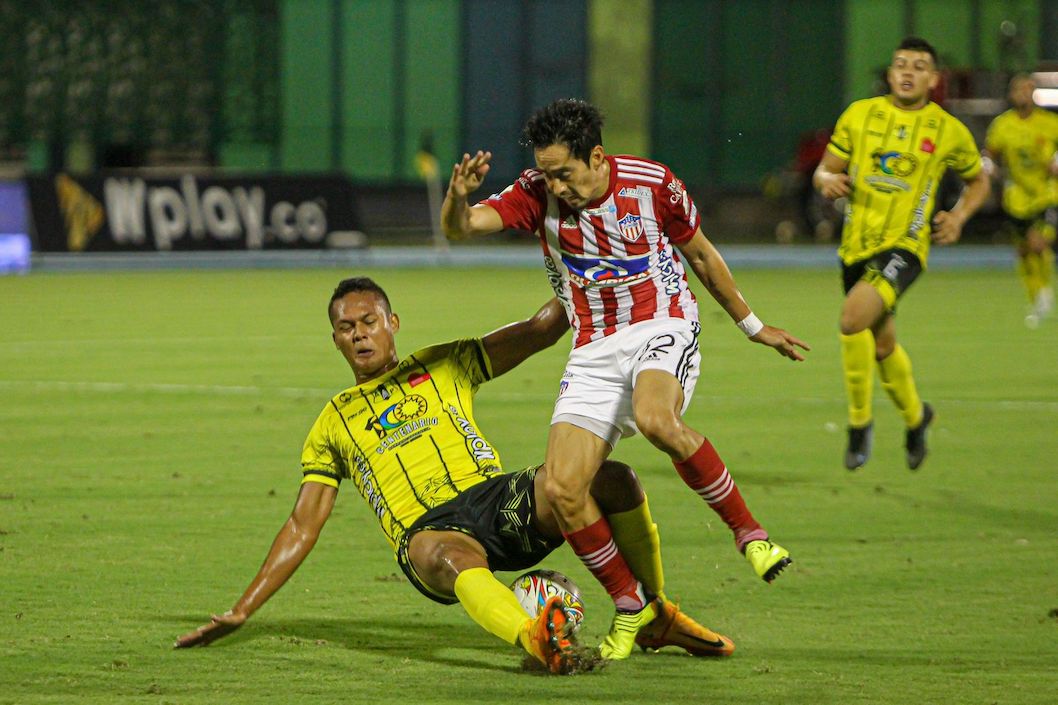 Fabián Sambueza disputando el balón.