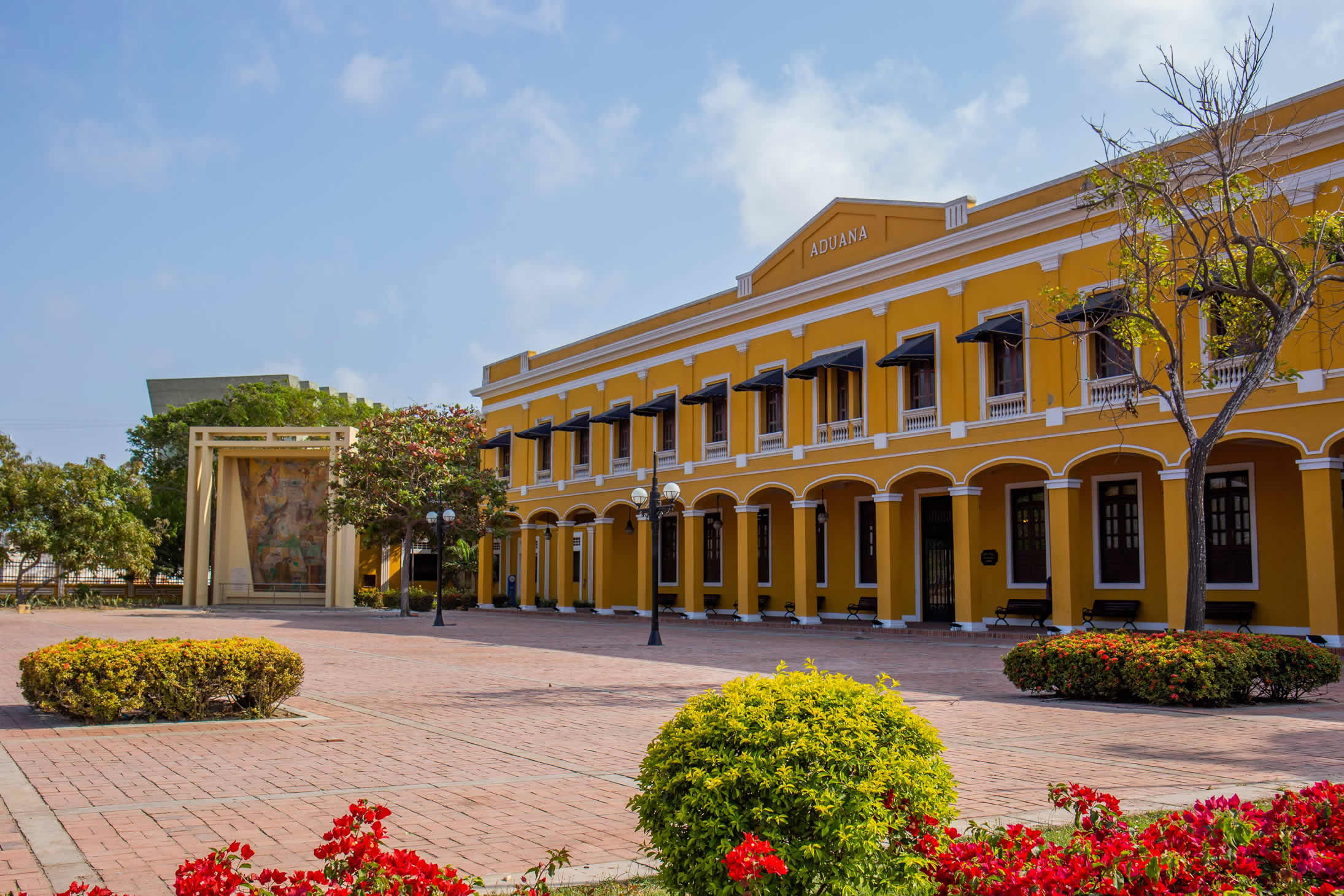 Edificio de la Aduana, mural de simbiología de Barranquilla.