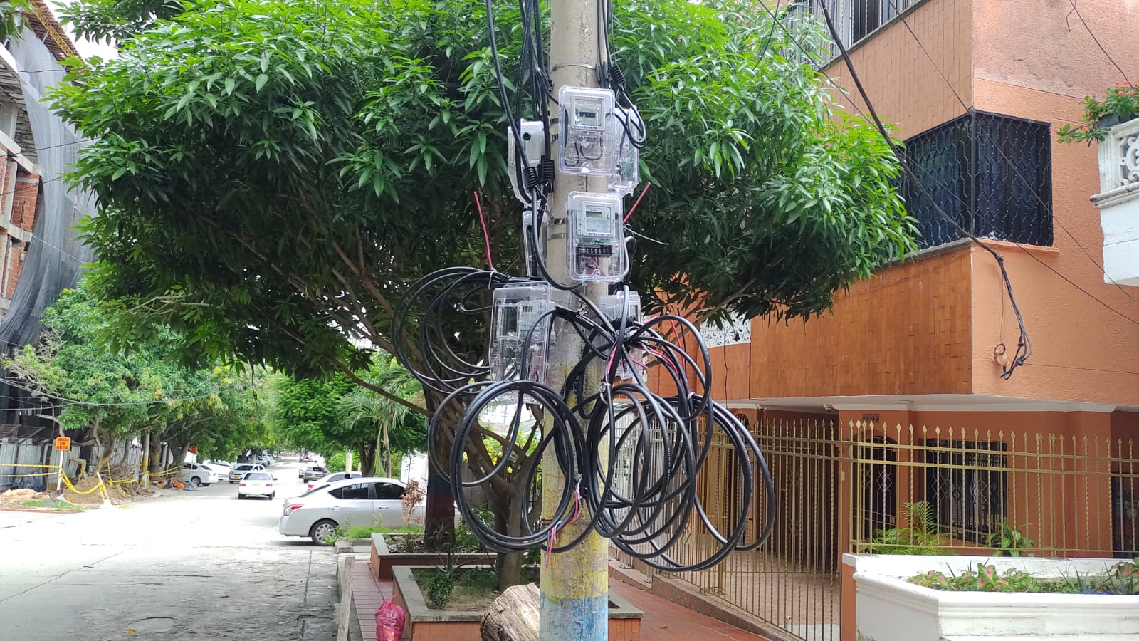 Contadores en un poste y a baja altura