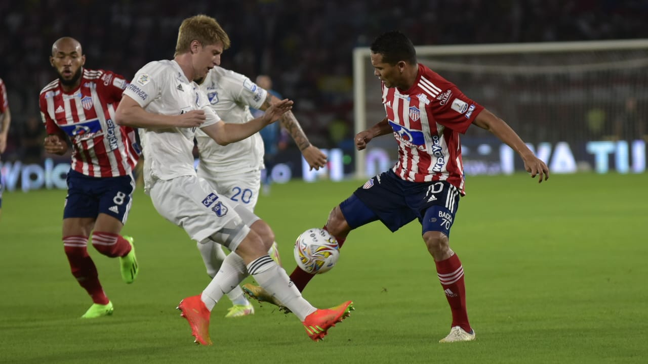 Carlos Bacca tratando de superar la marca de Andrés Llinás.