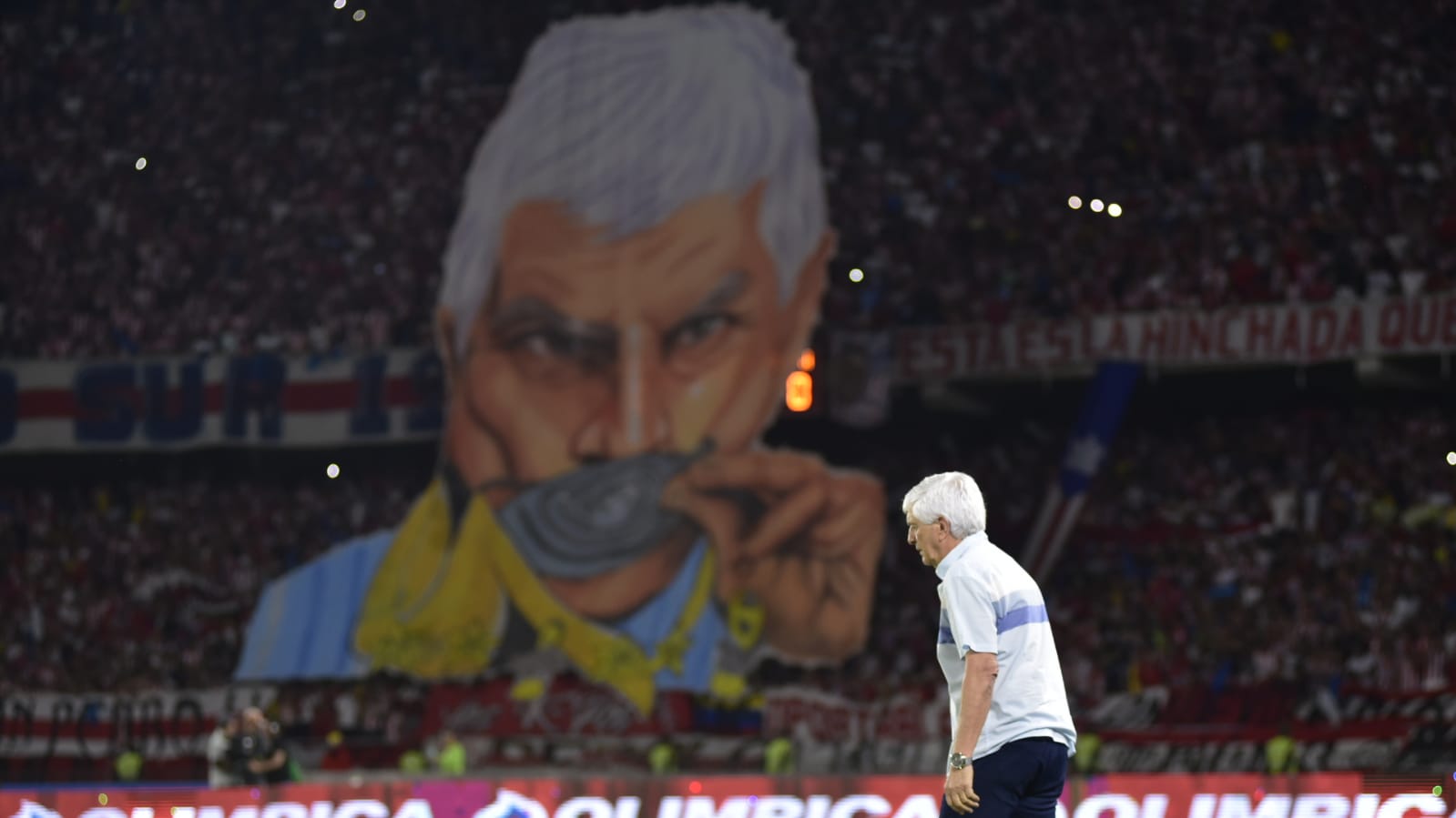 Imagen del DT Julio Comesaña en el Metropolitano.