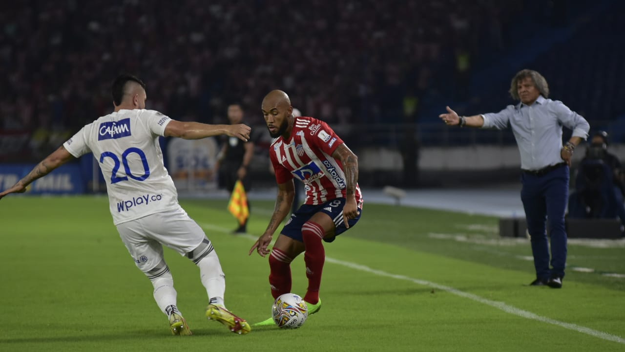 Freddy Hinestroza enfrentando a Israel Alba.