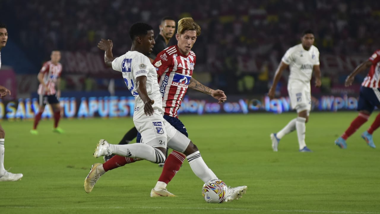 Iván Rossi ante la marca de Dewar Victoria.