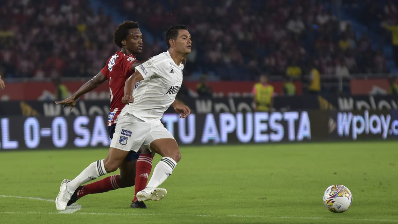 Didier Moreno intentando neutralizar a David M. Silva.