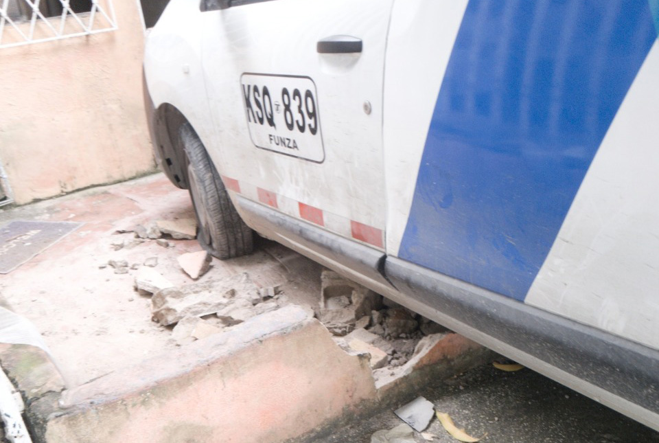 Choque de vehículo de Air-e contra una casa