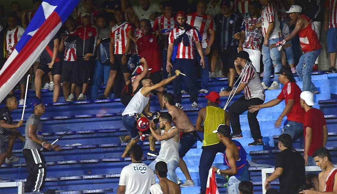 El desafío a puñal en las gradas del Metropolitano.