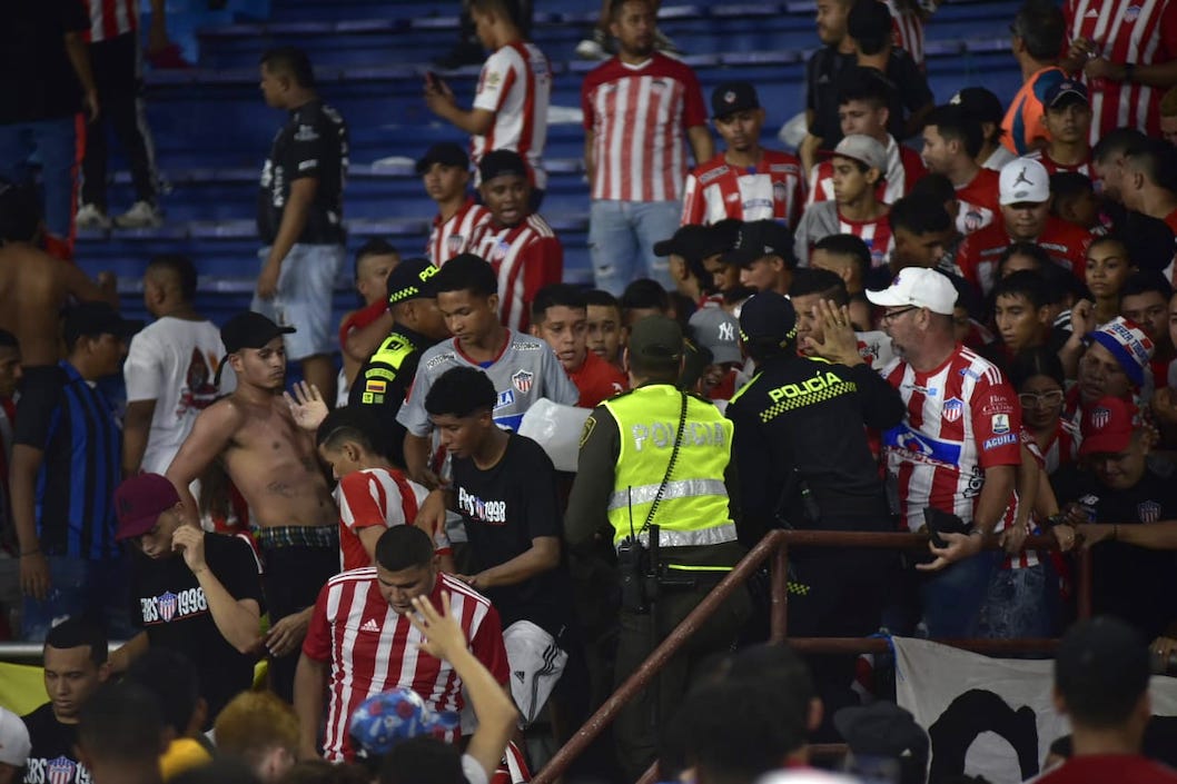 La Policía intentando controlar la situación.