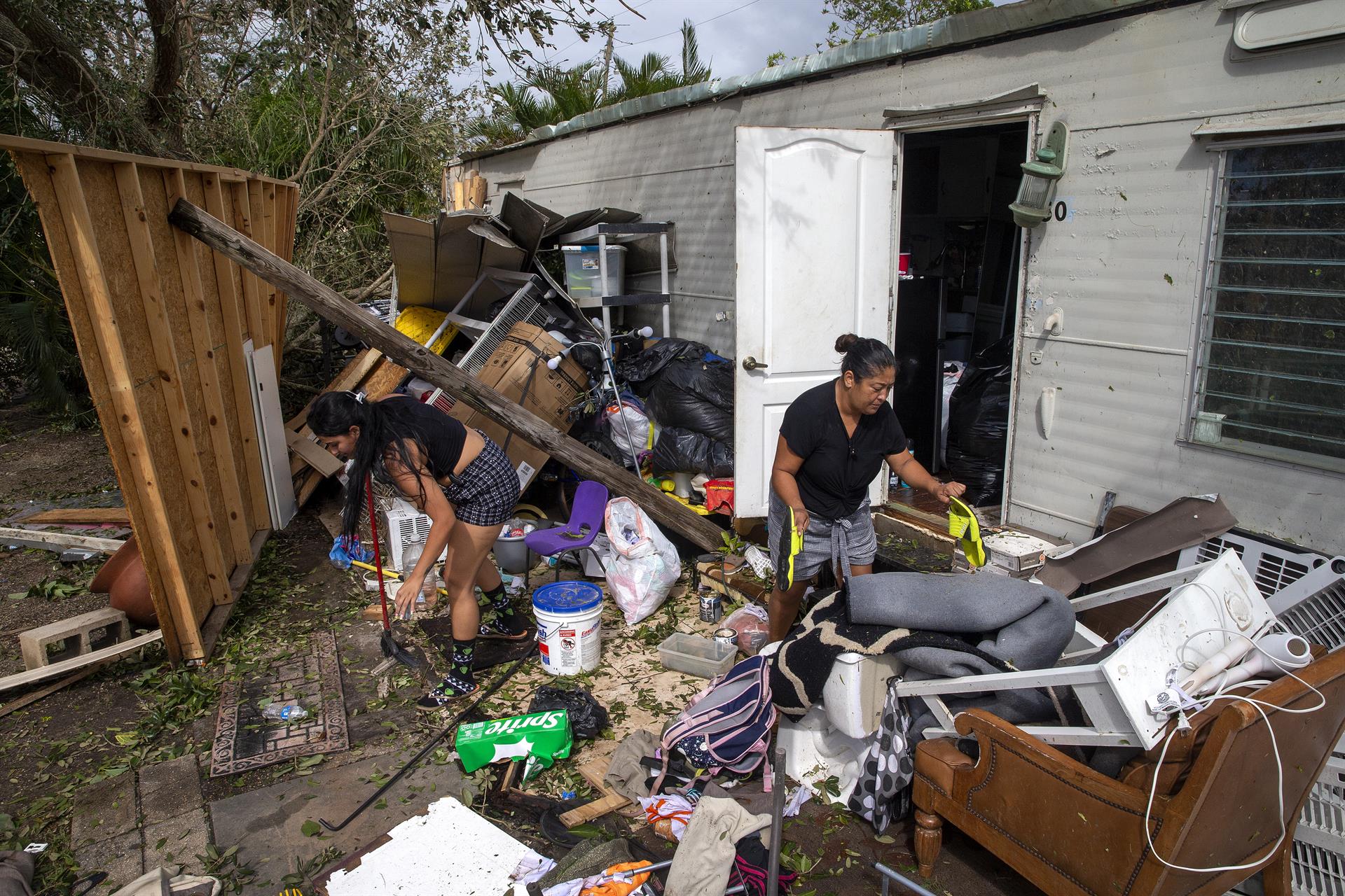 Una damnificada de Fort Myers, Florida, saca al sol lo poco que salvó al pasao de 'Ian'.