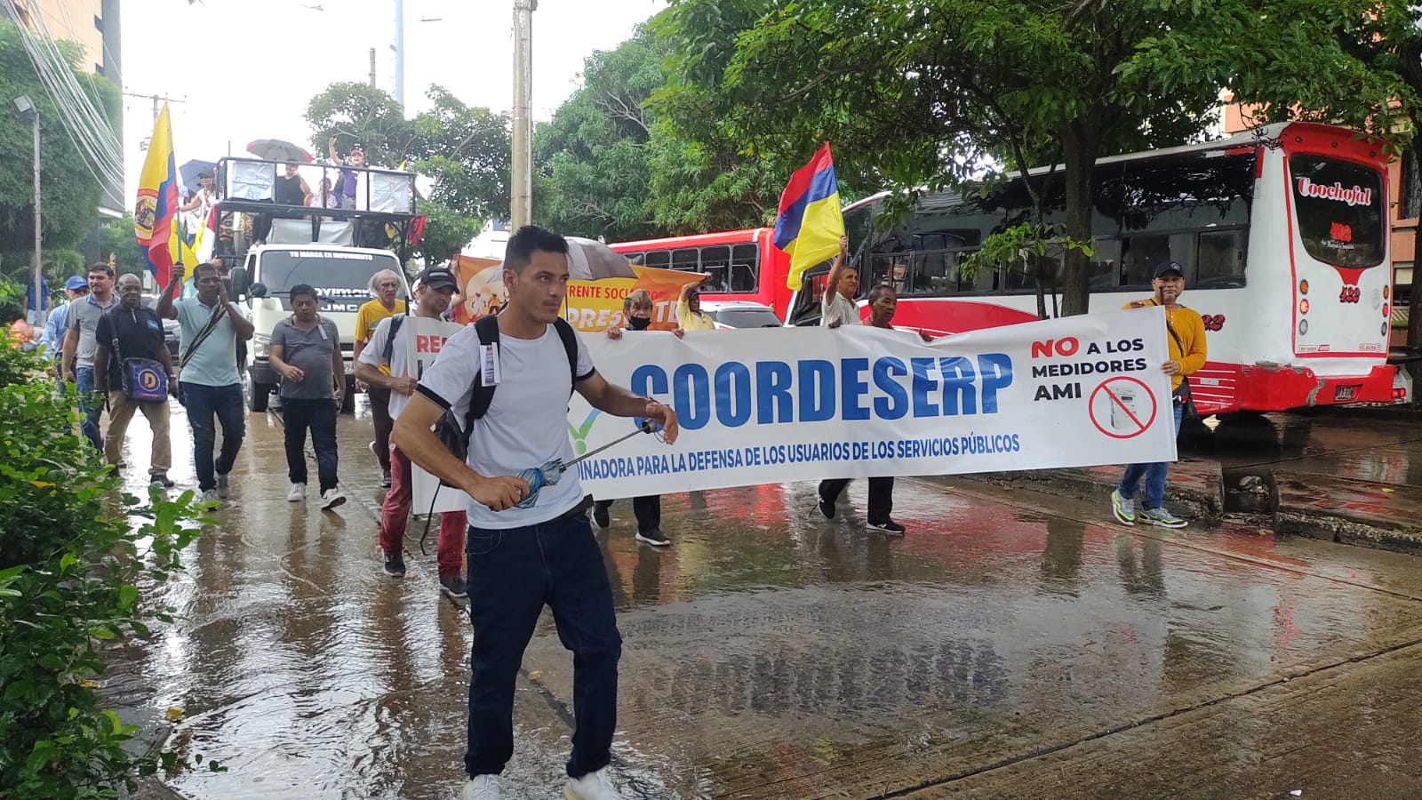 Pese a la lluvia, los usuarios avanzaron hacia la sede de Air-e.