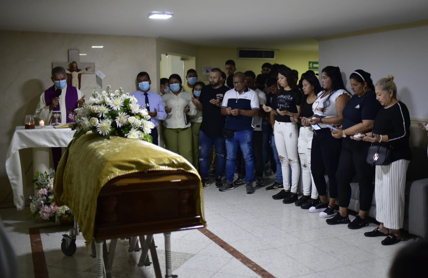 Ceremonia religiosa por Luis Quiñones.