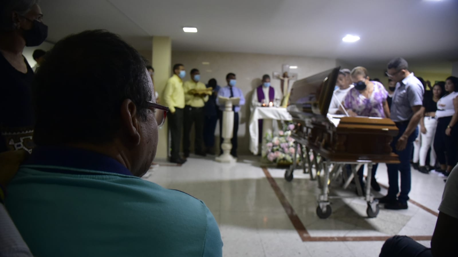 Germán Quiñones, papá de Luis, en la ceremonia religiosa.