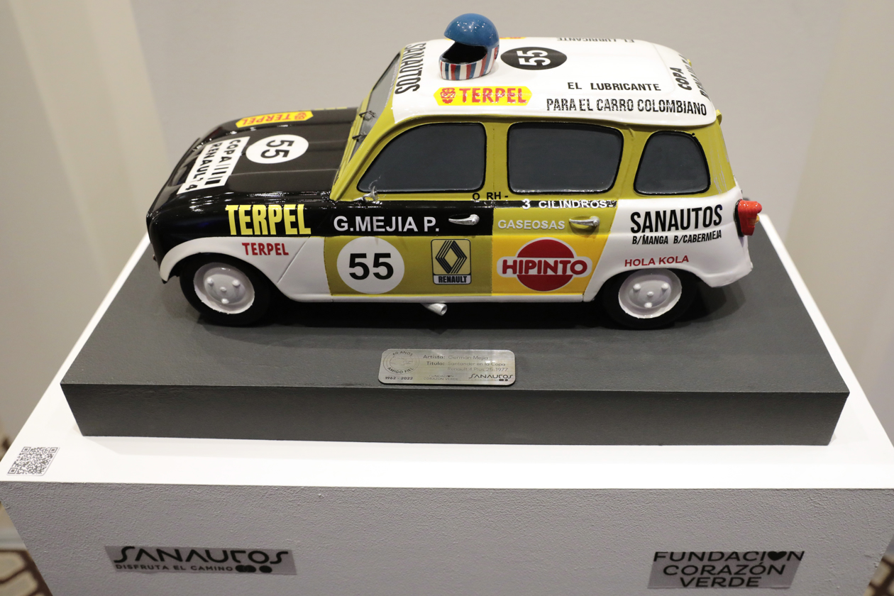 Modelo de un Renault durante una exhibición en el Country Club de Bogotá.