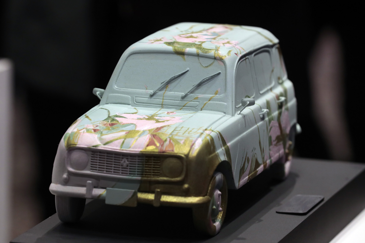 Modelo de un Renault durante una exhibición en el Country Club de Bogotá.