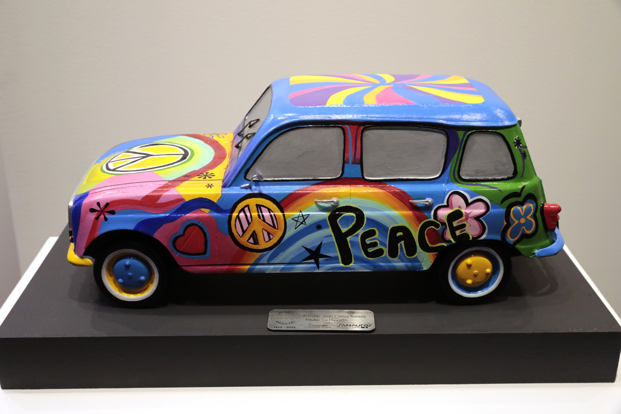 Modelo de un Renault durante una exhibición en el Country Club de Bogotá.