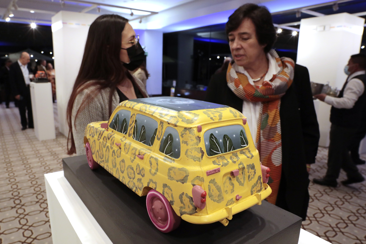 Modelo de un Renault durante una exhibición en el Country Club de Bogotá.